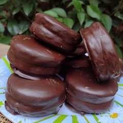 Una foto de Alfajores de chocolate🍫 relleno de dulce de leche 🍯