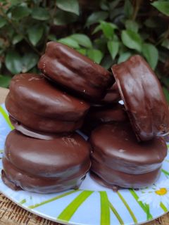 Una foto de Alfajores de chocolate🍫 relleno de dulce de leche 🍯