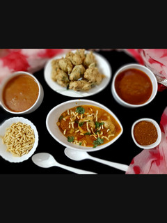 ભજીયા ઉસળ (Bhajiya Usal Recipe In Gujarati) રેસીપી મુખ્ય ફોટો