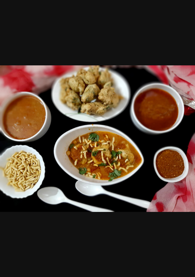 ભજીયા ઉસળ (Bhajiya Usal Recipe In Gujarati) રેસીપી મુખ્ય ફોટો