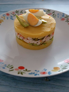 Una foto de 🇵🇪Causa limeña de pollo🇵🇪