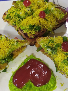 બોમ્બે સેન્ડવીચ(Bombay Sandwich Recipe in Gujarati) રેસીપી મુખ્ય ફોટો