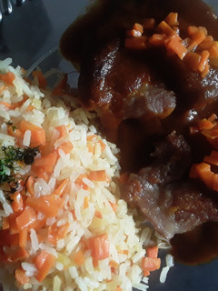 Una foto de Lomo de cerdo en salsa barbacoa de Café!!! 😜🥕🌶🌰🥩☕☕☕🍚🍛😝