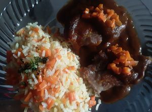 Una foto de Lomo de cerdo en salsa barbacoa de Café!!! 😜🥕🌶🌰🥩☕☕☕🍚🍛😝