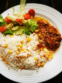Una foto de Atún guisado, Arroz de Maíz & Ensalada de Lechuga