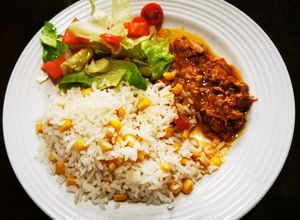 Una foto de Atún guisado, Arroz de Maíz & Ensalada de Lechuga