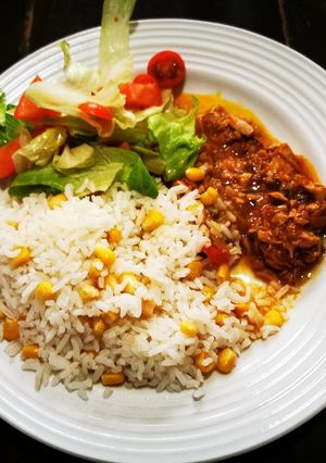Una foto de Atún guisado, Arroz de Maíz & Ensalada de Lechuga