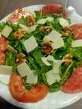 Ensalada de tomate rosa, rúcula, Grana Padano y nueces