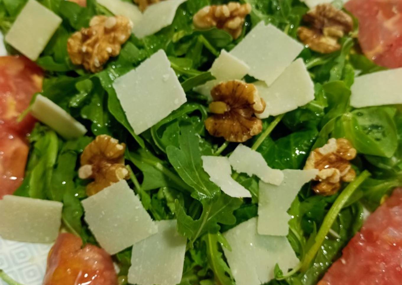Ensalada de tomate rosa, rúcula, Grana Padano y nueces