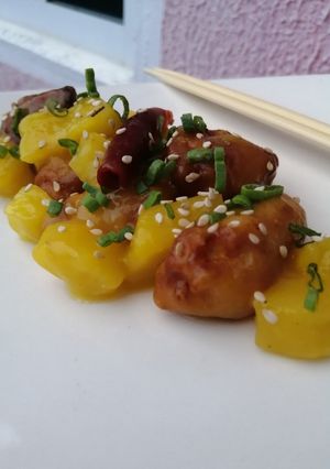 Una foto de Pollo rebozado en salsa de piña