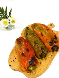 Una foto de Pimiento tricolor rellenos de carne & arroz