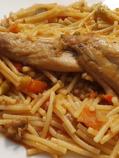 Una foto de Fideos con conejo