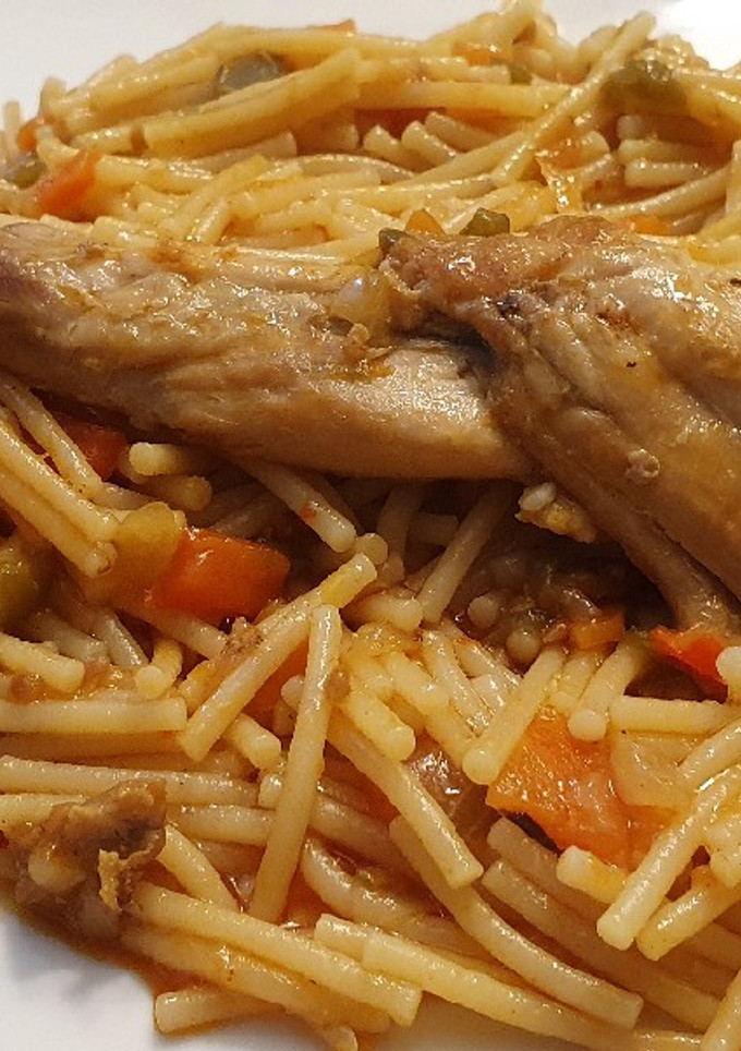 Una foto de Fideos con conejo