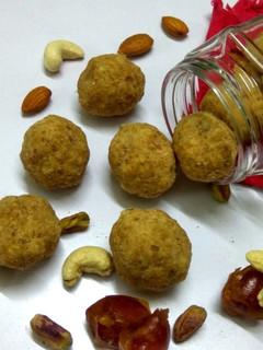 கோதுமை பேரிச்சம்பழ லட்டு (Wheat,Dates laddu recipe in tamil) செய்முறை முக்கிய புகைப்படம்