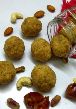 கோதுமை பேரிச்சம்பழ லட்டு (Wheat,Dates laddu recipe in tamil) செய்முறை முக்கிய புகைப்படம்