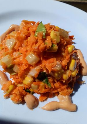 Una foto de 🇧🇷Ensalada carioca 🇧🇷🥗by@Patricia Pinola Ensalada de Zanahoria, Apio y Choclo