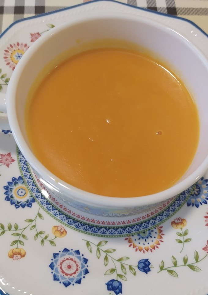 Una foto de Crema fría de verduras y frutas en Thermomix, de cositas que tenía en la nevera