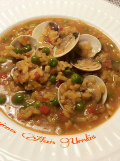 Una foto de Arroz caldoso de almejas en salsa de azafrán