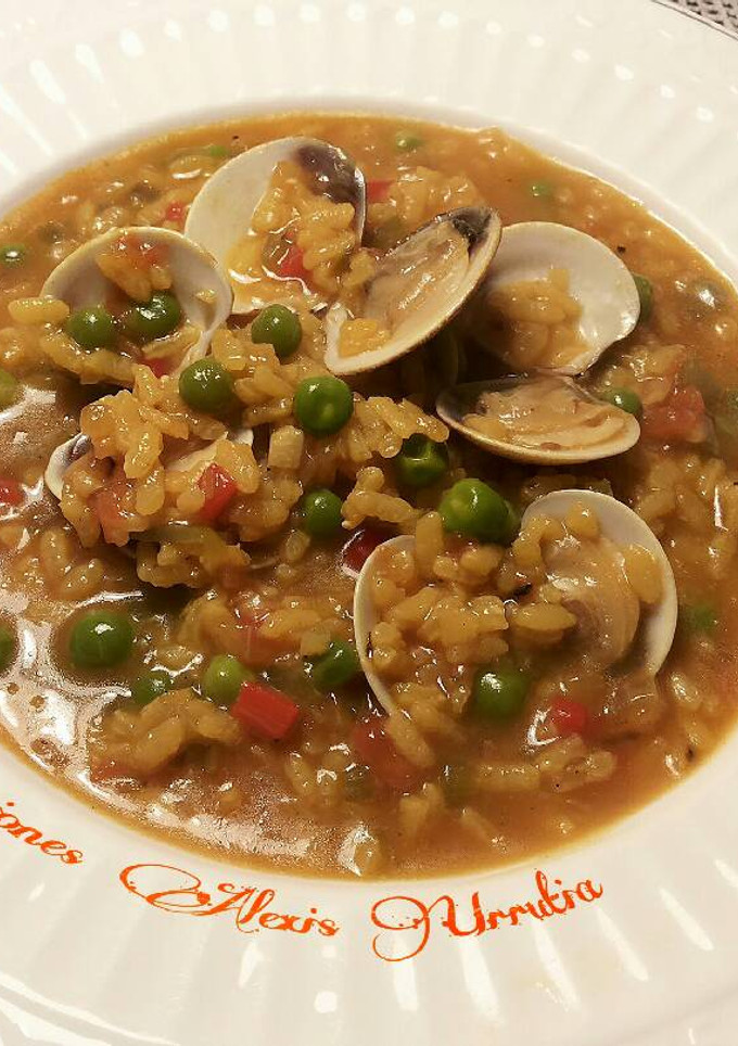 Una foto de Arroz caldoso de almejas en salsa de azafrán
