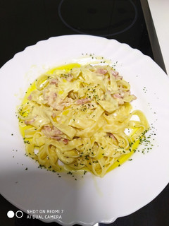 Una foto de Nidos de pasta a la carbonara