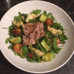 A picture of Refreshing tuna, avocado and artichokes salad.