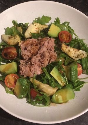A picture of Refreshing tuna, avocado and artichokes salad.