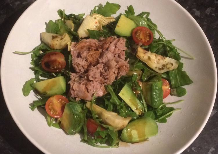 Refreshing tuna, avocado and artichokes salad