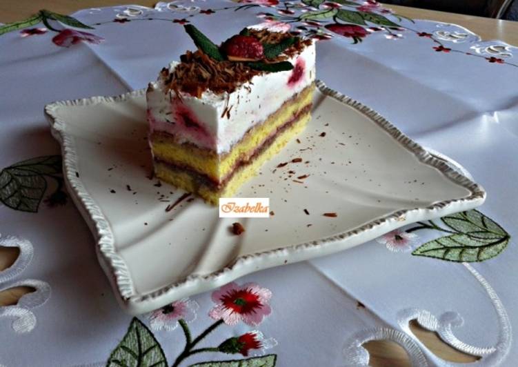 Túrós, tejszínhabos málna szelet