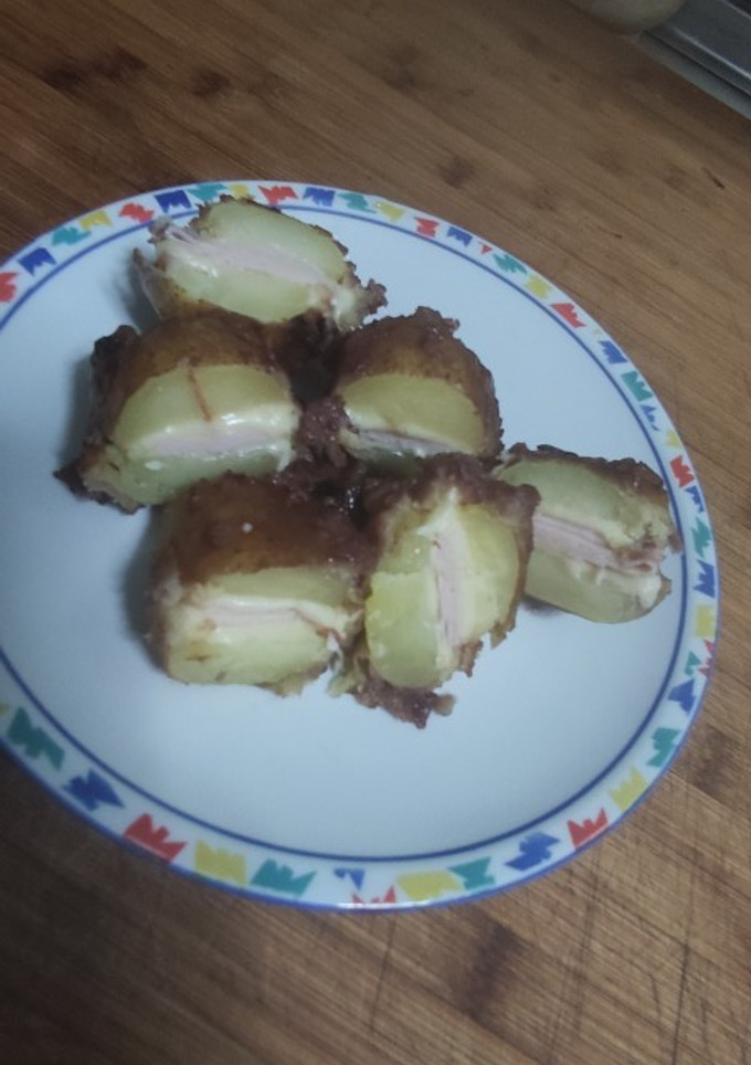 Una foto de Patatas rellenas pavo queso al vino tinto rebozado tempura. 🥔🦚