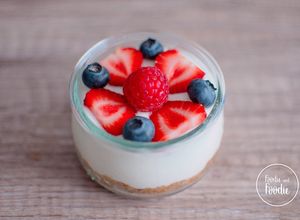 Foto principal de Vasitos de Cheesecake de chocolate blanco y frutos del bosque