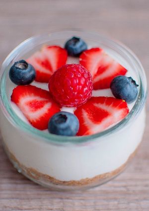 Una foto de Vasitos de Cheesecake de chocolate blanco y frutos del bosque