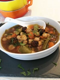Una foto de Sopa de garbanzos y vainas de habas a la menta