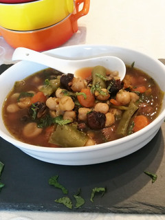 Una foto de Sopa de garbanzos y vainas de habas a la menta