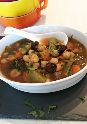 Foto principal de Sopa de garbanzos y vainas de habas a la menta
