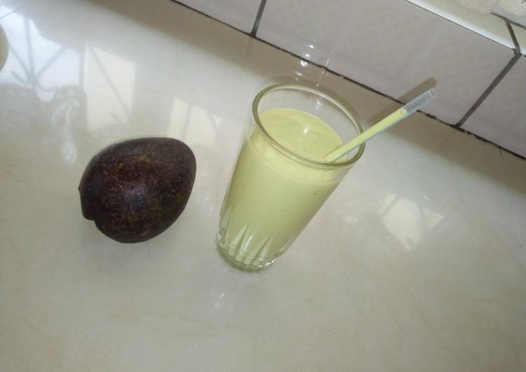 How to Prepare Any-night-of-the-week Avocado smoothie.#4weekschallenge