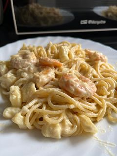 Una foto de Espaguetis con calamares y langostinos