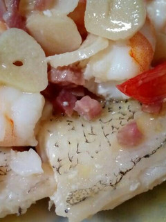Una foto de Bacalao guisado con langostinos, ajetes y jamón