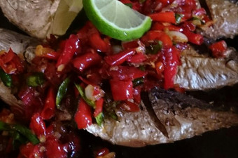 Resep Ikan kembung goreng siram sambal matah Bahan Sederhana