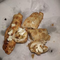 A picture of Vegetable and cheese spring roll.