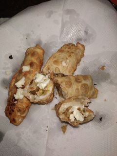 A picture of Vegetable and cheese spring roll.