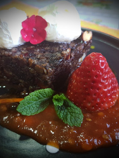 Una foto de ¿¿Brownie??... No, Morcilla con helado de queso de cabra