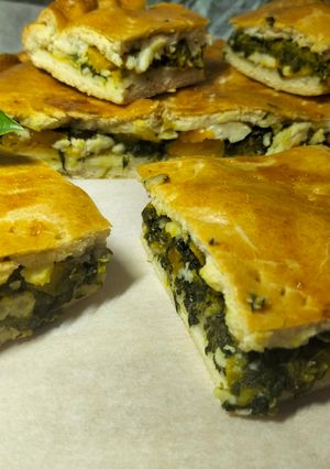 Zdjęcie przepisu Empanada z dynią szpinakiem i serem typu feta.