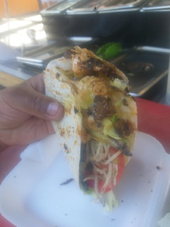 Una foto de Tacos de pollo y guacamole
