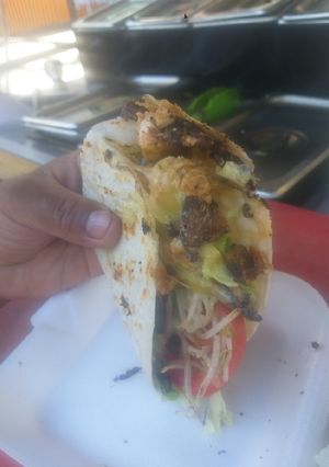 Una foto de Tacos de pollo y guacamole