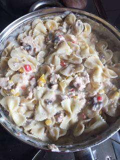 Una foto de Fideos con pollo champiñones y crema