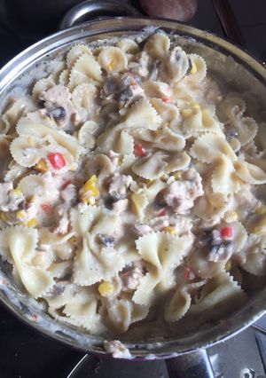 Una foto de Fideos con pollo champiñones y crema