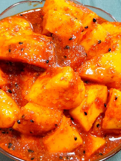आम का खट्टा मीठा अचार (Aam ka khatta meetha achar recipe in Hindi) रेसिपी मुख्य फोटो