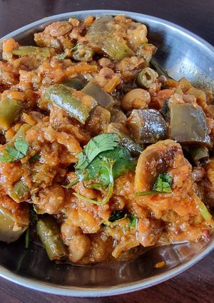 A picture of Choli ringan nu shak - with/without pressure cooker.