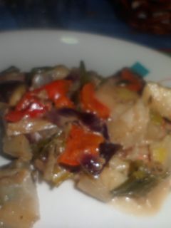Una foto de Bifes de cerdo con cerveza y verduras