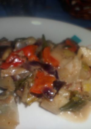 Una foto de Bifes de cerdo con cerveza y verduras